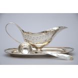 Silver sauce bowl with spoon (1815-30 Ghent) (13x28x15cm)