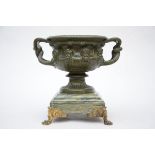 Bronze neo-classical vase on marble pedestal (23x33x30cm)