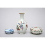 Lot: small vase and two boxes in Chinese porcelain (14cm)