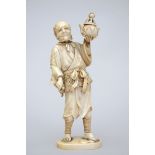 Japanese ivory sculpture 'man with incense burner', Meiji period (*) (19cm)