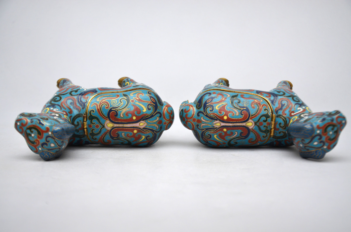 A pair of Chinese cloisonnÈ lambs, 20th century (15cm) - Image 3 of 4