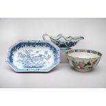 Lot: sauce bowl, plate and famille verte bowl in Chinese porcelain, 18th century (*) (10x24x9cm)