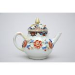 Teapot in Chinese porcelain with relief decoration, 18th century (*) (13cm)