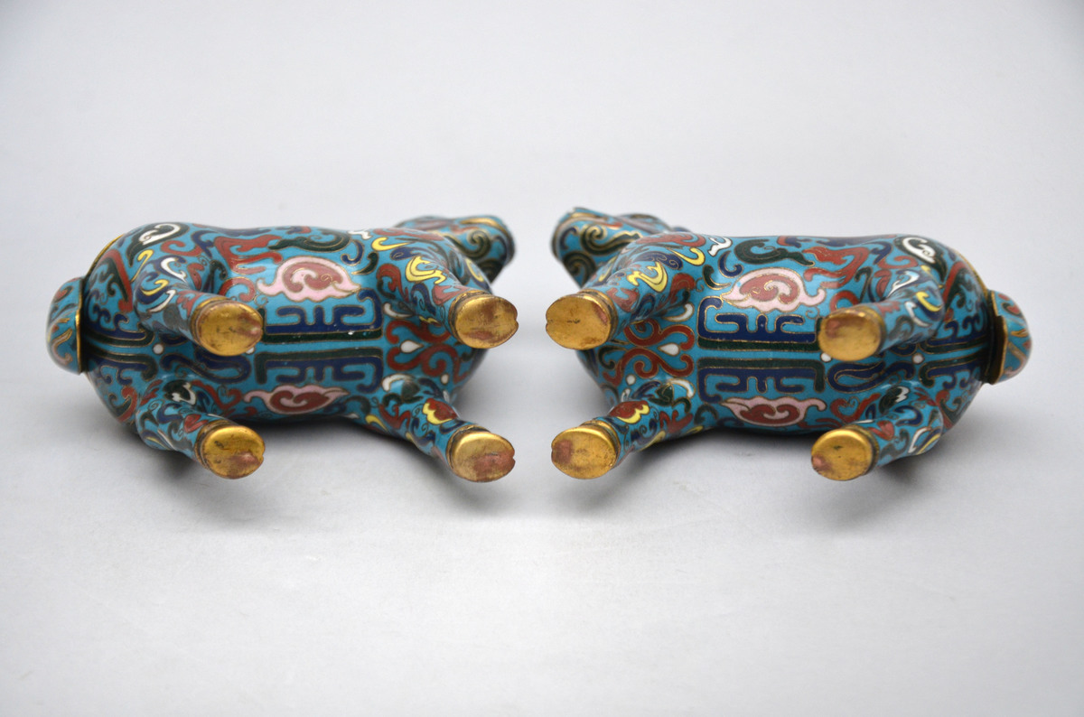 A pair of Chinese cloisonnÈ lambs, 20th century (15cm) - Image 4 of 4