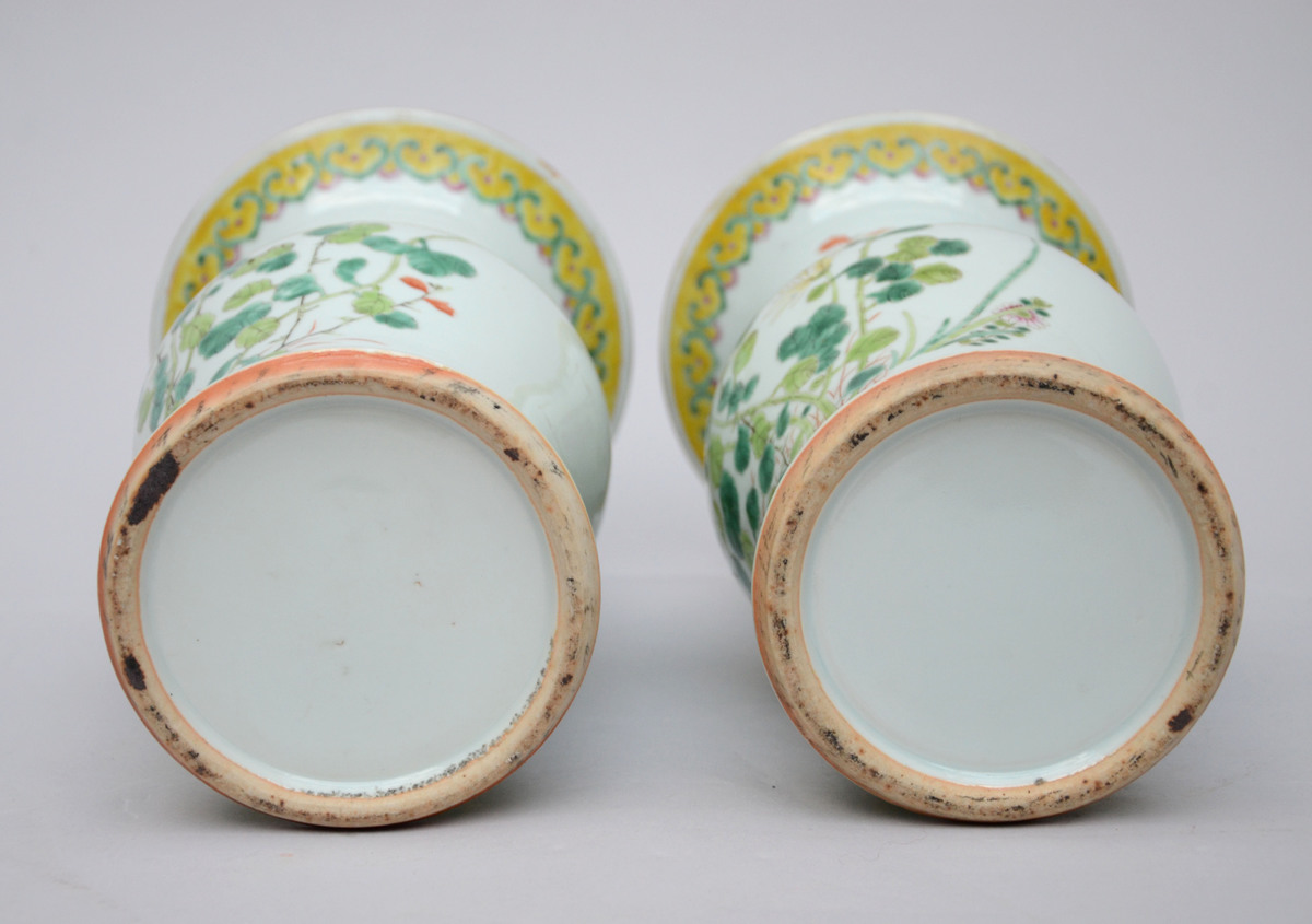 A pairl of vases in Chinese famille rose porcelain 'flowers' (34cm) - Image 4 of 4