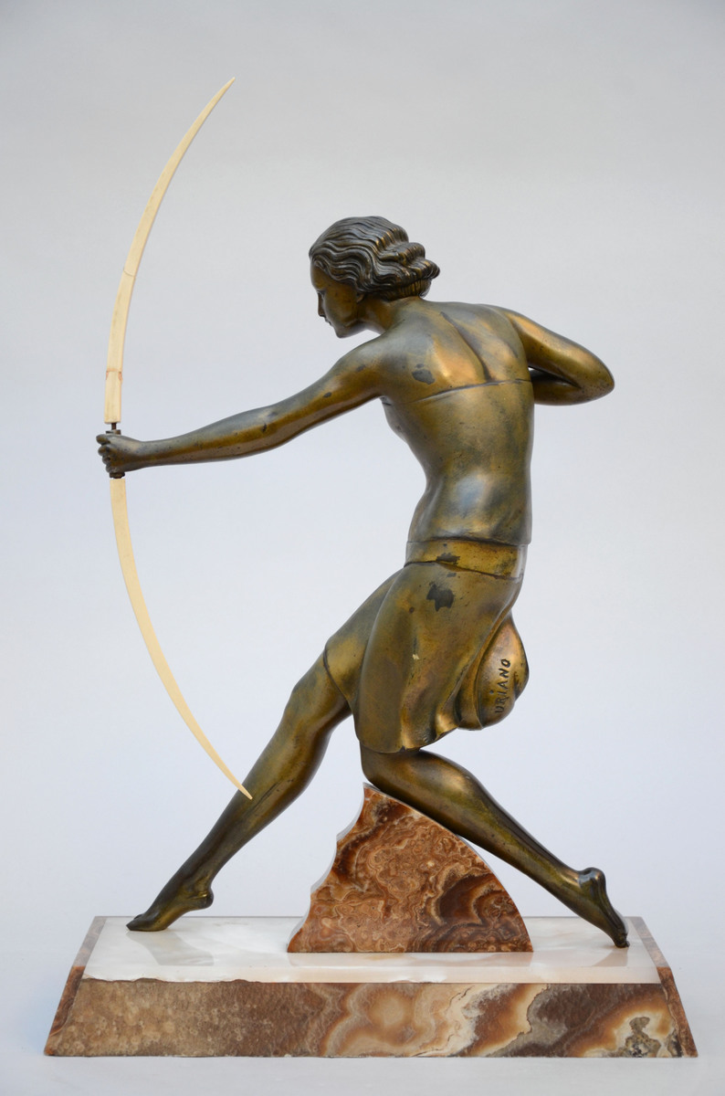 Uriano: art deco bronze 'woman with a bow' (*) (16x40x55cm) - Image 3 of 5