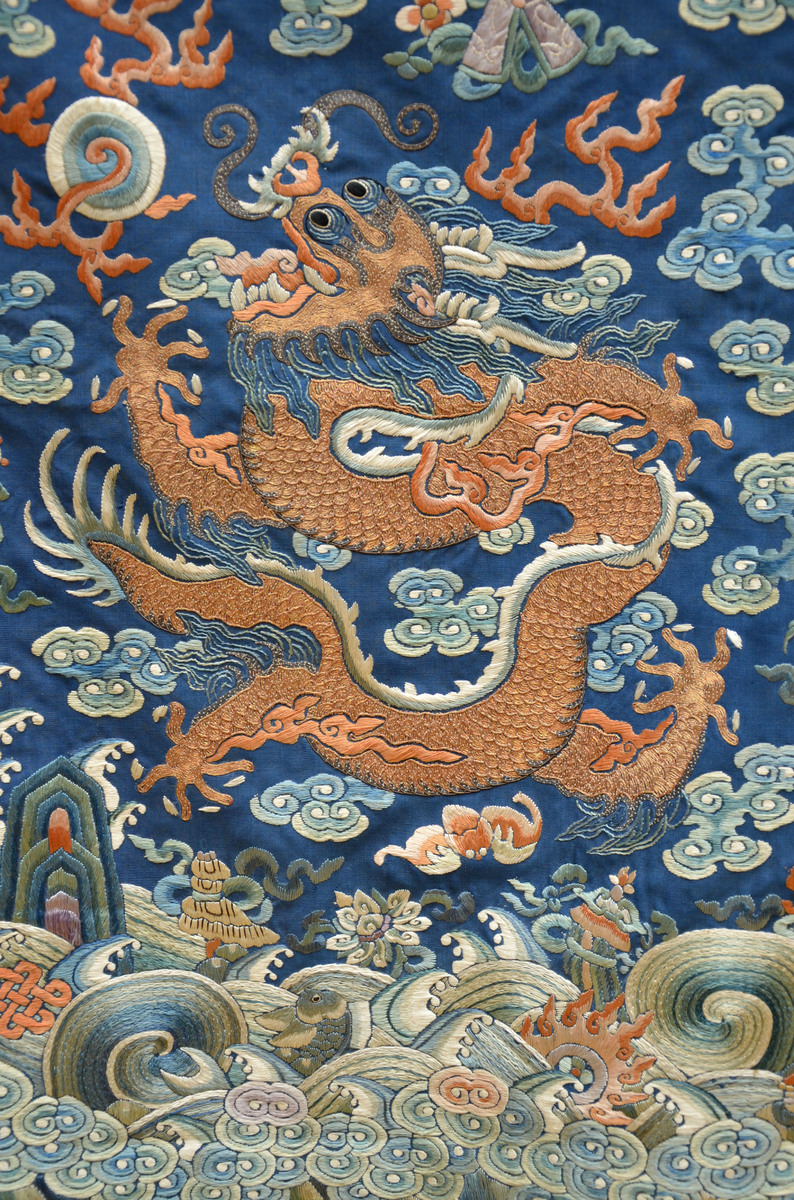 Chinese silk Kesi textile 'dragons' (43x180cm) - Image 2 of 5