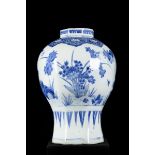 Hexagonal vase in Chinese blue and white porcelain, Transitional period (*) (31cm)