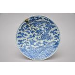 Dish in Chinese porcelain 'dragons', Guangxu period (34cm)