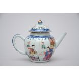 Teapot in Chinese porcelain 'figures in an interior', 18th century (14cm)