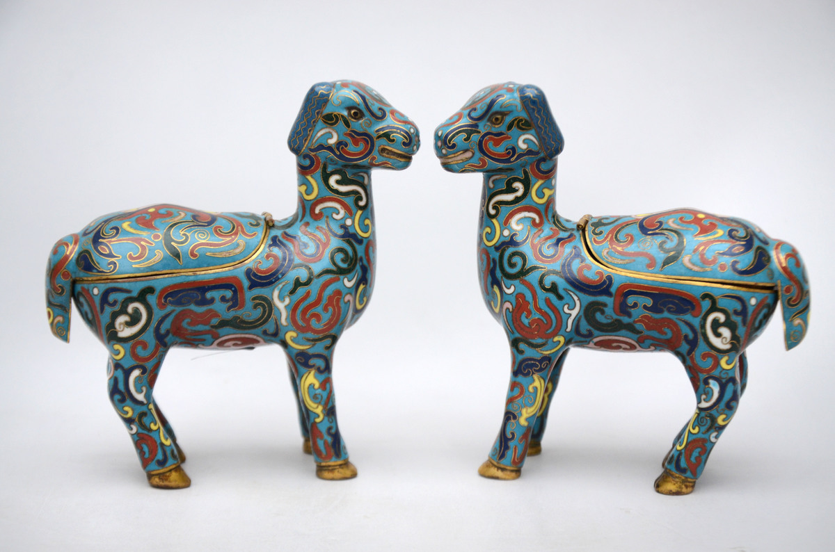 A pair of Chinese cloisonnÈ lambs, 20th century (15cm)