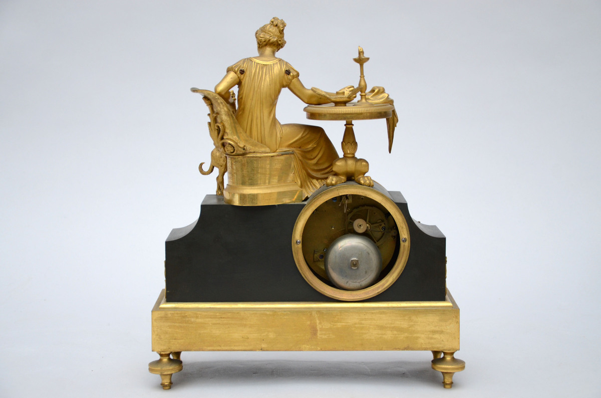 Bronze empire clock 'lady with dog' (10x29x37cm) - Image 3 of 3