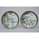 A pair of plates in Chinese porcelain 'ladies' (*) (25cm)