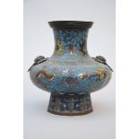 A Chinese vase in cloisonné (*) (22cm)