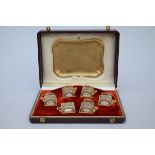 A case containing six enameled cups on a tray (*) (14x18cm)