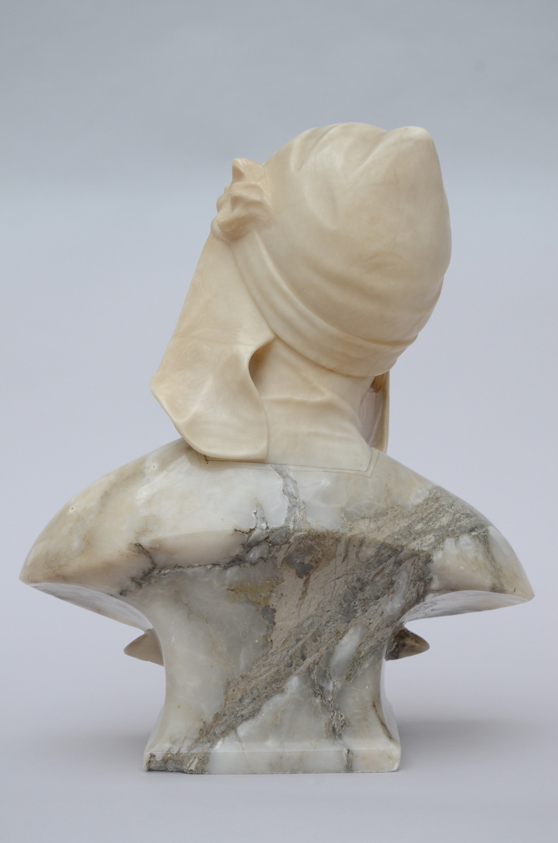 A statue in alabaster 'bust of a woman', ca 1900 (48cm) - Image 3 of 3