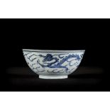 Bowl in Chinese blue and white porcelain 'dragon and phoenix', late Ming dynasty (*) (22x9cm)