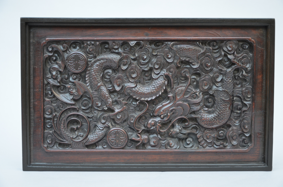 A Chinese panel in hardwood 'dragons' (43x26cm)