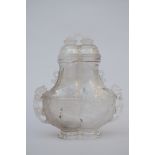 Chinese lidded vase in sculpted crystal (19x22cm)