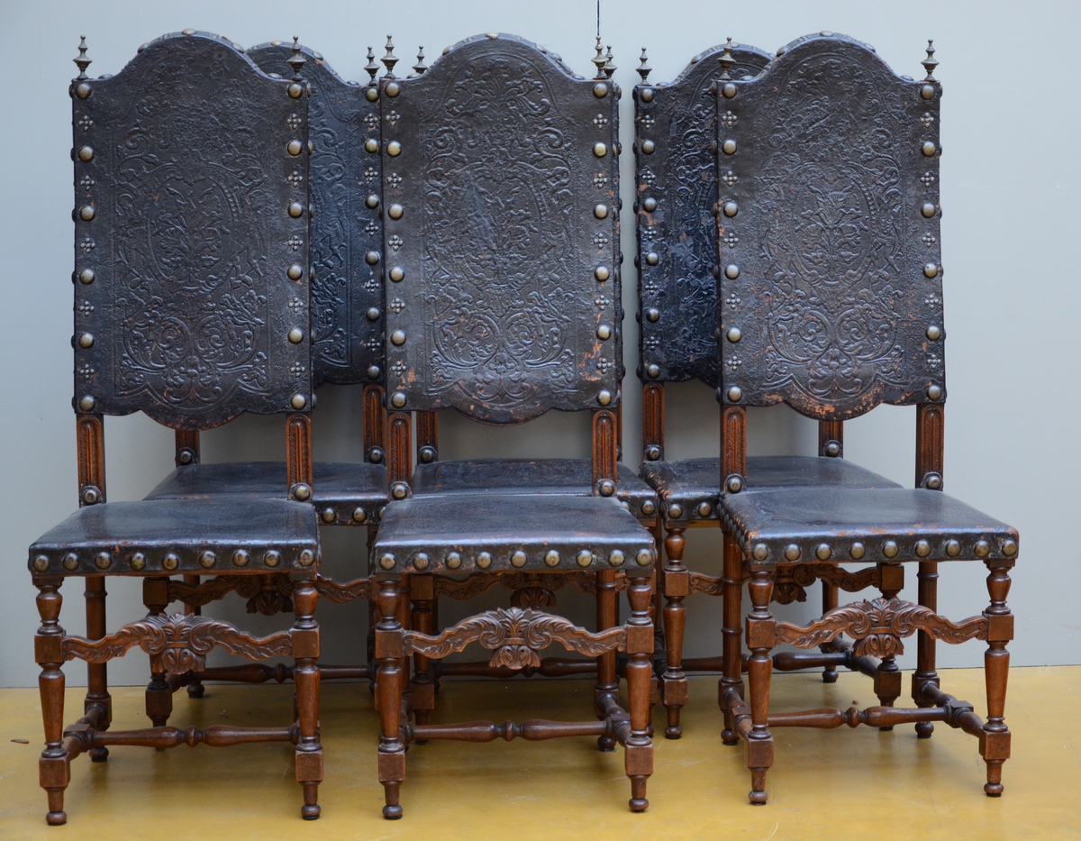 Set of six chairs in walnut covered with leather (*) (129cm)