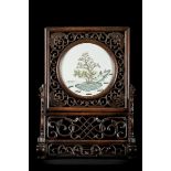 A Chinese hardwood table screen with porcelain plaque (48x66cm)