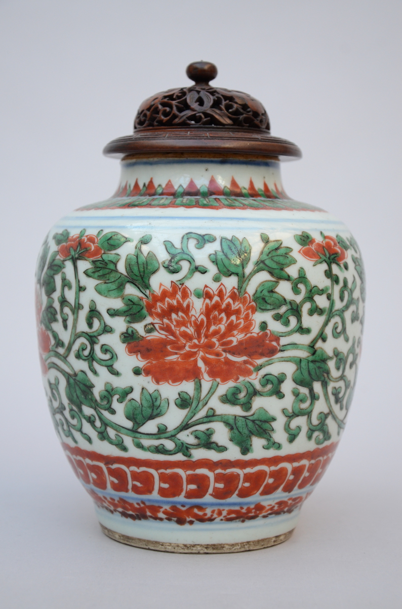 A Wucai vase in Chinese porcelain, Ming dynasty (*) (21cm)