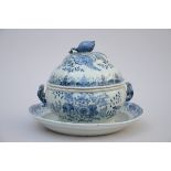 Tureen with plate in Chinese blue and white porcelain, 18th century (36x27cm)