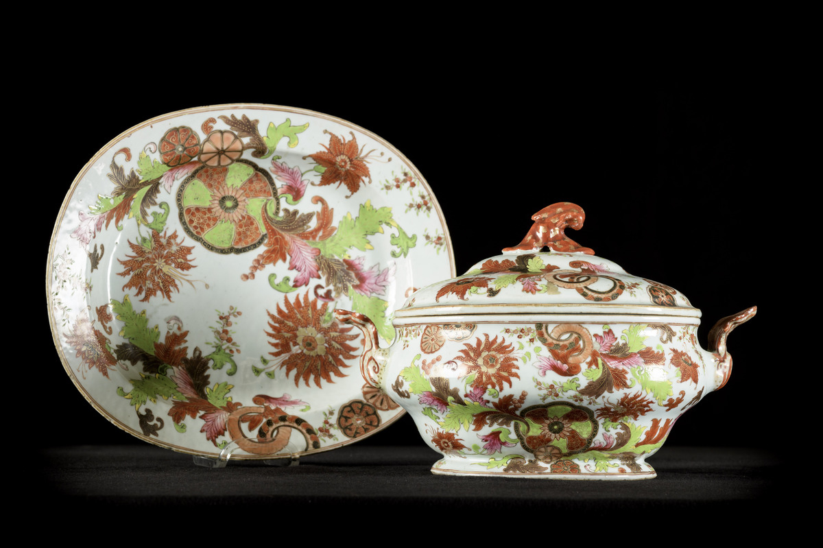 Tureen on plate in Chinese porcelain 'pseudo tobacco leaf', 18th century (22x35x24cm)