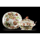 Tureen on plate in Chinese porcelain 'pseudo tobacco leaf', 18th century (22x35x24cm)