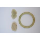 Lot: two sculptures in jade + a bracelet (8cm)