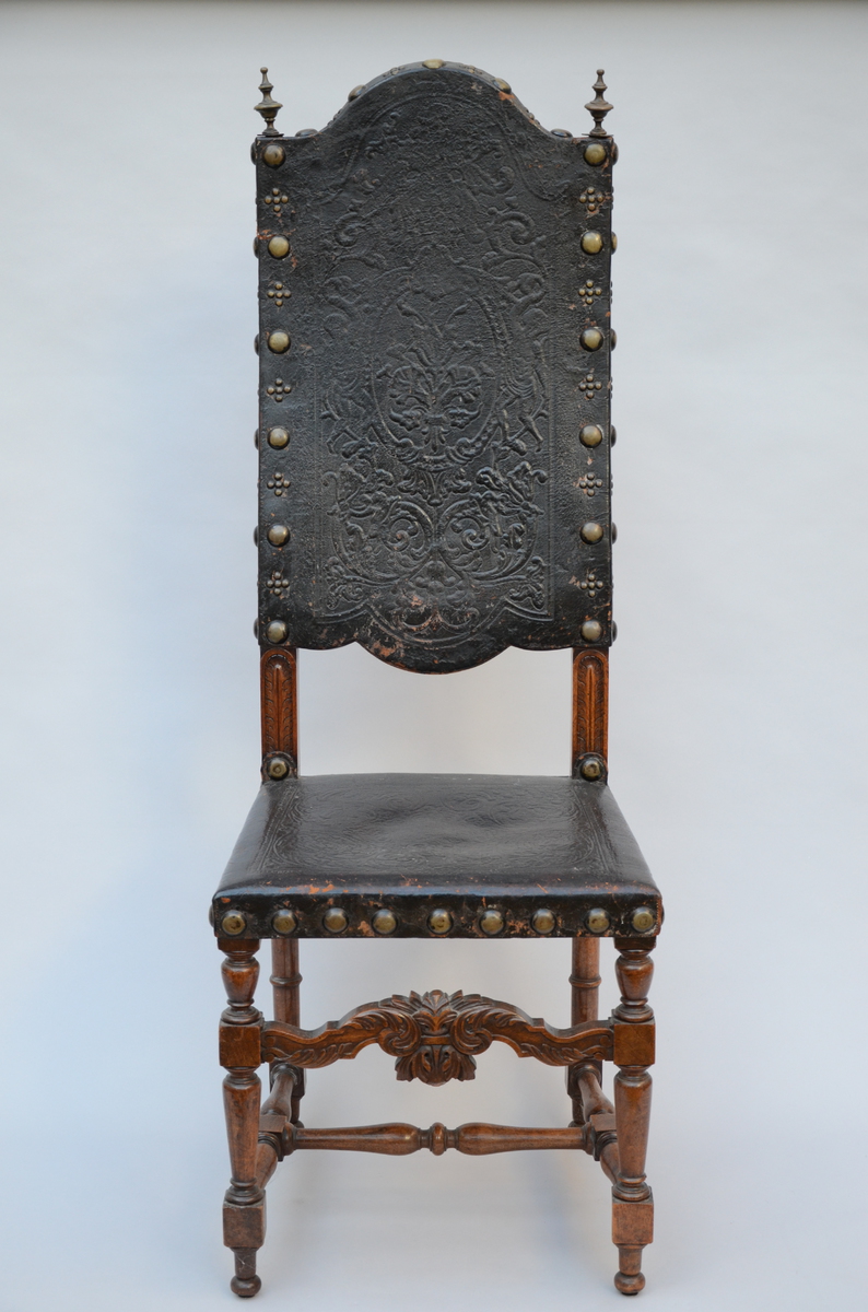 Set of six chairs in walnut covered with leather (*) (129cm) - Image 2 of 3