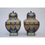 A pair of Chinese archaistic lidded vases in cloisonné 'Taotie' (22x22x36cm)