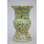 A spitoon in Chinese porcelain "birds on a yelow ground" (*) (39cm)