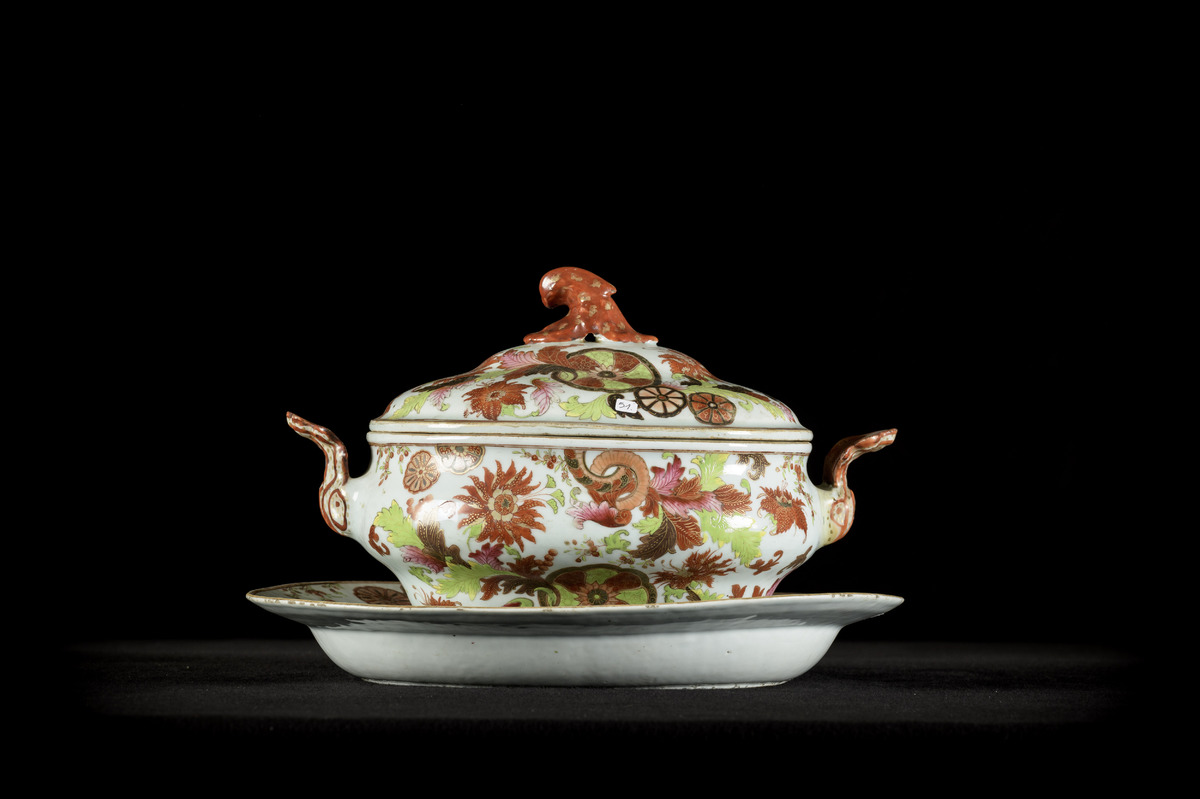 Tureen on plate in Chinese porcelain 'pseudo tobacco leaf', 18th century (22x35x24cm) - Image 2 of 5