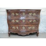 A Louis XV 'commode de port' in walnut, 18th century (*) (64x136x94cm)