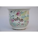 A planter in Chinese porcelan 'ducks and flowers' (40x35cm)