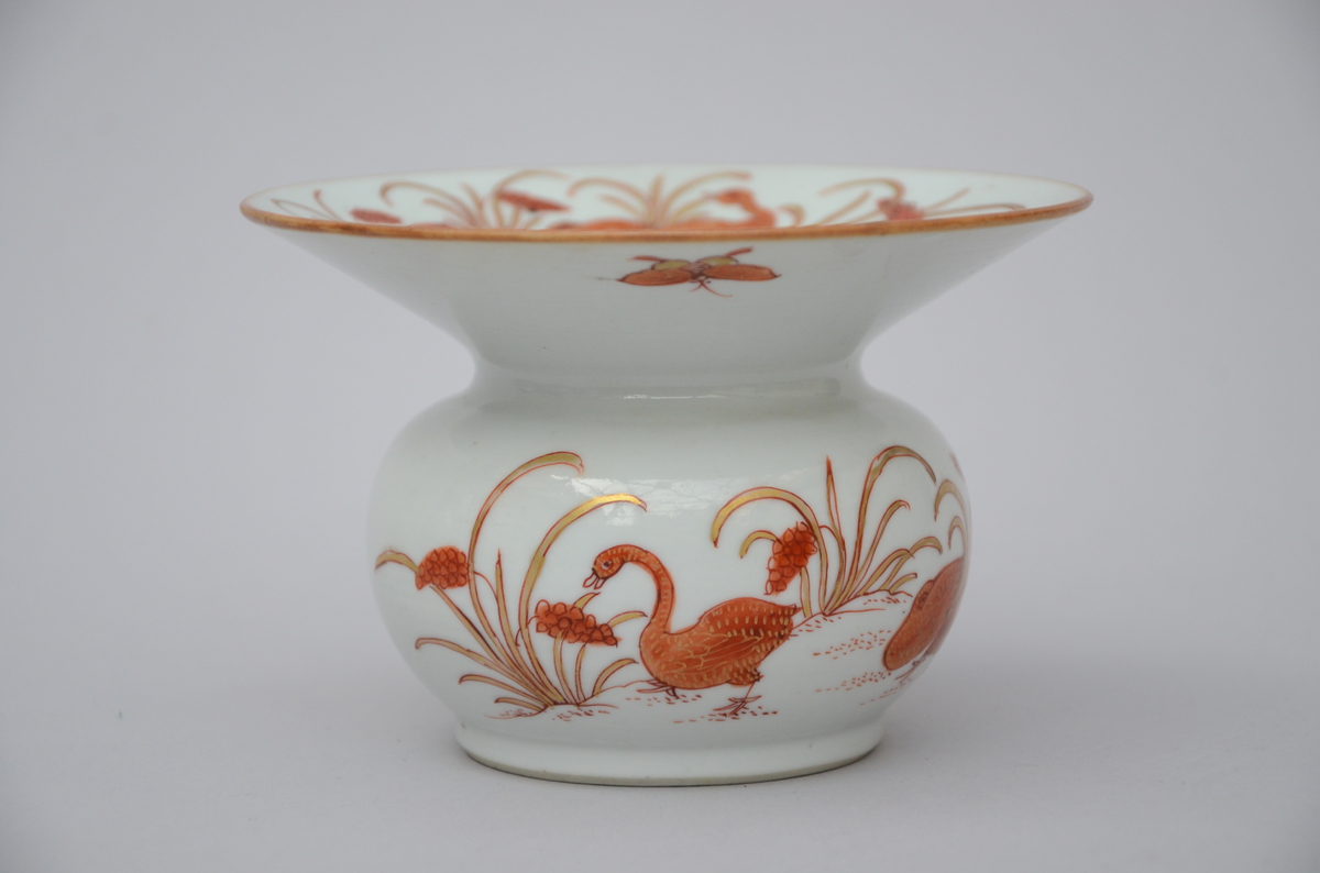 A spitoon in Chinese porcelain 'ducks', 18th century (12x8cm)