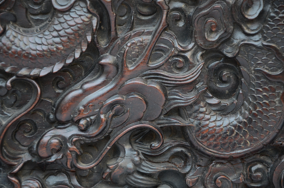 A Chinese panel in hardwood 'dragons' (43x26cm) - Image 2 of 3