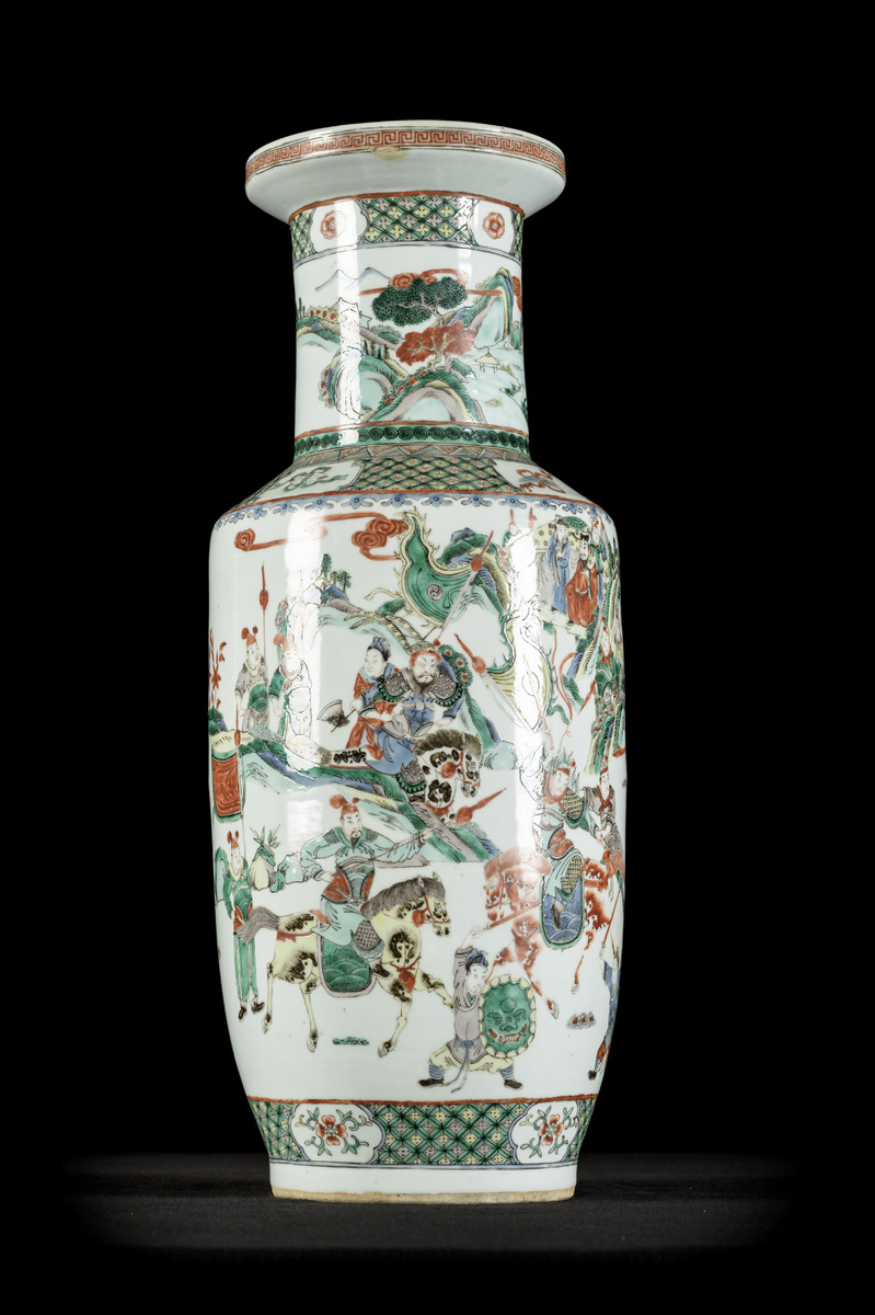 Large rouleau vase in Chinese famille verte porcelain "warriors" (*) (60cm) - Image 2 of 4