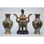 Three-piece set in Chinese cloisonné 'dragons', 19th century (53cm)