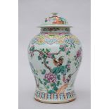 Lidded vase in Chinese porcelain 'roosters' (*) (40cm)
