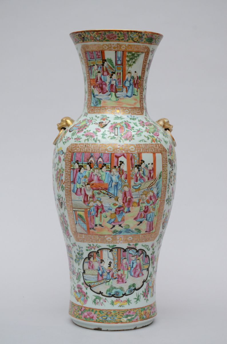 A vase in Chinese Canton porcelain 'audience' (62cm)