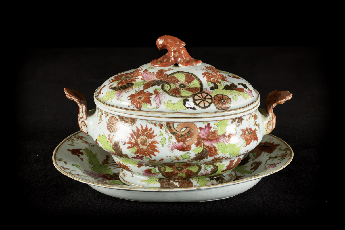 Tureen on plate in Chinese porcelain 'pseudo tobacco leaf', 18th century (22x35x24cm) - Image 3 of 5