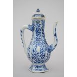 Hexagonal ewer in Chinese blue and white porcelain, Kangxi period (*) (18cm)