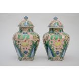 A pair of lidded vases in Samson wucai porcelain (*) (40cm)