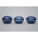 Three lidded boxes in Chinese porcelain, Hatcher Cargo (5x3cm)