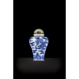 A snuffbottle in Chinese blue and white porcelain 'dragons', 18th/19th century (8cm)