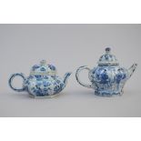 Lot: two teapots in Chinese blue and white porcelain, Kangxi period (*) (9cm)