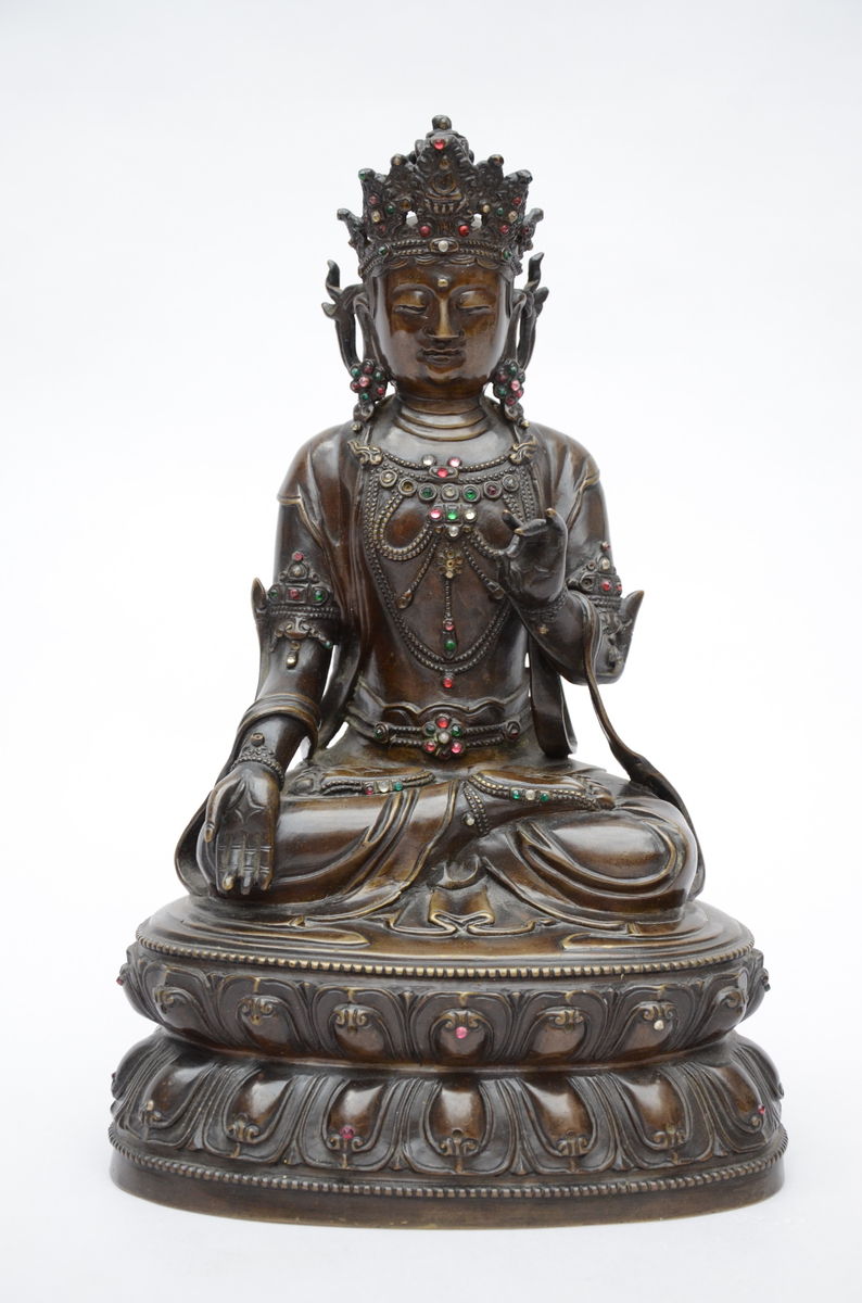 A Chinese sculpture in bronze 'bodhisattva', 20th century (17x22x34cm)