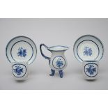 A milk jug and a pair of cups in Chinese blue and white export porcelain (*) (14cm)